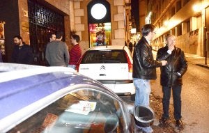 Varios clientes de un bar de copas del centro fuman en la puerta. :: HOY/