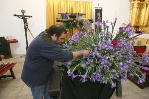 Paso del Cristo Negro, preparado para salir desde la Preciosa Sangre./