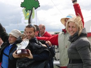 El vencedor con el trofeo. A la derecha Carmen Pagador, alcaldesa de Fuente de Cantos. :: J. C. Z./