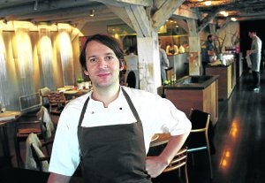 2002. Año de la primera edición de la lista de los 50 mejores restaurantes del mundo. Se lo lleva El Bulli, de Ferran Adrià. En 2003, se lo arrebata The French Laundry, en Estados Unidos, que se mantendrá a la cabeza también en 2004. En 2005, la distinción pasa al Reino Unido y se la lleva The Fat Duck. El Bulli lo ostentará hasta 2010, que lo recibe Noma, en Copenhague. Repitió en 2011. El catalán Celler de Can Roca quedó segundo.
Cinco años campeón. «El día que quienes voten este ranking demuestren que visitan realmente los restaurantes, ganará en credibilidad», confesó Adrà en una entrevista a la crítica de 'The New York Times', Lisa Abend.
El chef danés Rene Redzepi, en su restaurante Noma, en Copenhague, ganador de las dos últimas ediciones. ::
CHRISTIAN CHARISIUS/REUTERS/