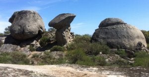 La roca de la izquierda es la que tiene el orificio por el que pasa la luz e ilumina el petroglifo. :: ARMANDO/