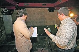 El ingeniero técnico industrial prepara el sonómetro mientras el arquitecto de la asociación examina la prueba en el Latinos. :: L. CORDERO/
