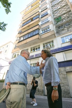 El presidente de la asociación Cacereños contra el Ruido charla con el abogado de dos locales, en la plaza de Albatros. :: LORENZO CORDERO/