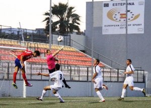El Don Benito jugó mejor en la segunda parte, pero su temporada acabó ayer en Estepona. :: J. MACÍAS/