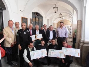 Homenajeados con el jamón de oro y ganadores del concurso de cortadores de jamón . :: SALVADOR GUINEA/