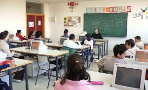 Jóvenes en un instituto de Valdelacalzada (Badajoz). :: HOY/