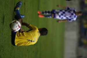 Un jugador del Cádiz, desolado sobre el césped del Carranza. El Arroyo daba la sorpresa. :: ANTONIO VÁZQUEZ/
