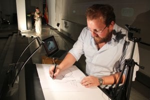 Pedro Camello ilustra un cuento mientras lo narran. :: MARISA/