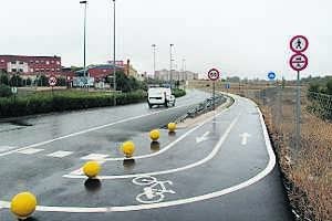 Un tramo de carril bici, con la señalización que indica que no pueden entrar coches ni peatones. :: M.N./