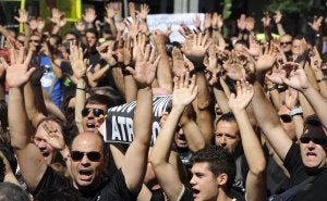 Decenas de funcionarios, en una manifestación espontánea el pasado mes de julio. ::
D. FAGET / AFP/