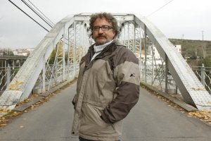 Vida fluvial. Ramón lleva una vida relacionada con el río, ya sea en su empresa, ya sea en su compromiso ciudadano. :: ANDY SOLÉ/