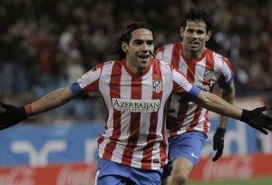 Falcao celebra uno de sus goles con Diego Costa detrás. ::
EFE/