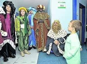 Los Reyes visitan a un niño en el hospital Materno. ::/