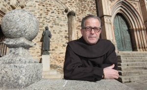 En el Monasterio. Sebastián Ruiz Muñoz es de Campanario y ejerce de padre guardián en Guadalupe. :: LORENZO CORDERO/
