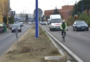 Parterre sin jardines que se convertirá en carril bici. :: JOSÉ VICENTE ARNELAS/
