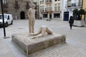 La escultura 'Escena Tercera' ha perdido la iluminación de la base y el lecho de arena :: ANDY SOLÉ./