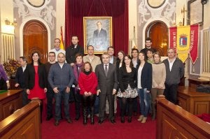 Los 16 nuevos auxiliares administrativos, junto a Fragoso y la concejala de Recursos Humanos. :: PAKOPÍ/