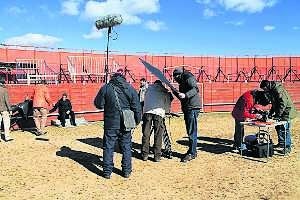 El equipo de grabación en un momento del rodaje de la película 'Sobrenatural', dirigida por Juan Figueroa. :: CEDIDA/