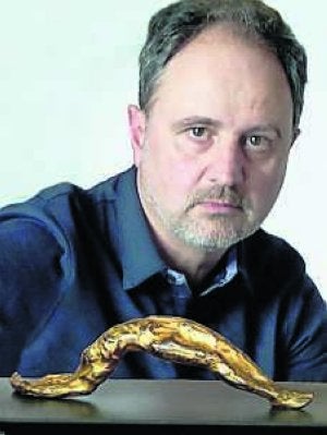 José A. González López-Arza, con una de sus figuras. ::
CEDIDA/