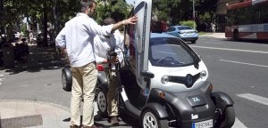 Los consultores acceden a su coche eléctrico. :: ARMANDO MÉNDEZ/