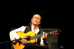 Paco de Lucía encandiló al público extremeño ayer en el auditorio Ricardo Carapeto de Badajoz. :: PAKOPÍ/