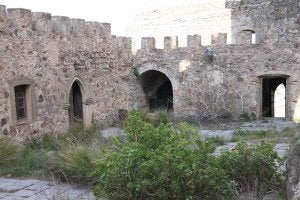 El patio de armas, otrora escenario de obras teatrales, está hoy lleno de zarzas y malas hierbas. :: F. N./