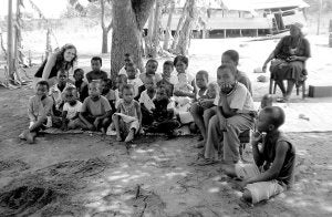 Los niños del orfanato de Malavel-Machiana junto a Mamen Díez, integrante de la asociación. :: AMP/