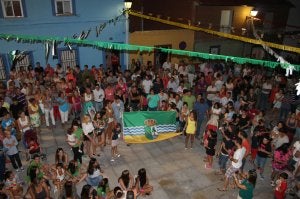 La nueva bandera de Majadas ondea ya del balcón del Ayuntamiento