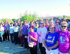 Participantes en una ruta por la Vía Verde el año pasado. :: F. H./