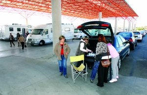 Caravanistas y autocaravanas en una de las concentraciones celebradas en el Ferial del Berrocal. :: PALMA/