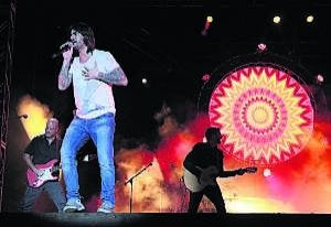 Melendi divierte a cerca de 5.000 espectadores en el hípico