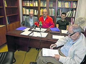 Miembros de Amigos de Badajoz y la Asociación Cívica ayer. :: PAKOPÍ/