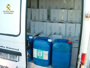 Las cajas con el aceite y las garrafas de gasoil. :: HOY/