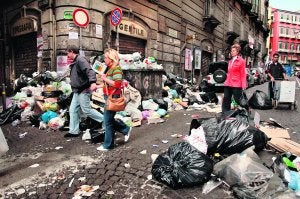 La basura campa a sus anchas por Nápoles, pero lo peor está en el campo. :: ROBERTO SALOMONE / AFP/