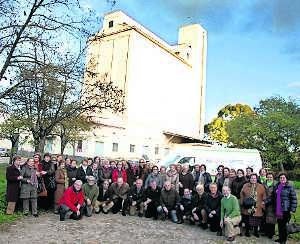 Algunos voluntarios de la ONG en el silo de Aldea Moret en el que almacenan alimentos. :: CEDIDA/