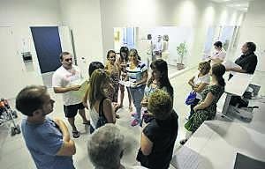 Solicitantes de la renta básica en Cáceres cuando se abrió el plazo el pasado verano. :: HOY/