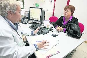 Una médico atiende a una paciente en la consulta en un centro de salud cacereño. :: HOY/