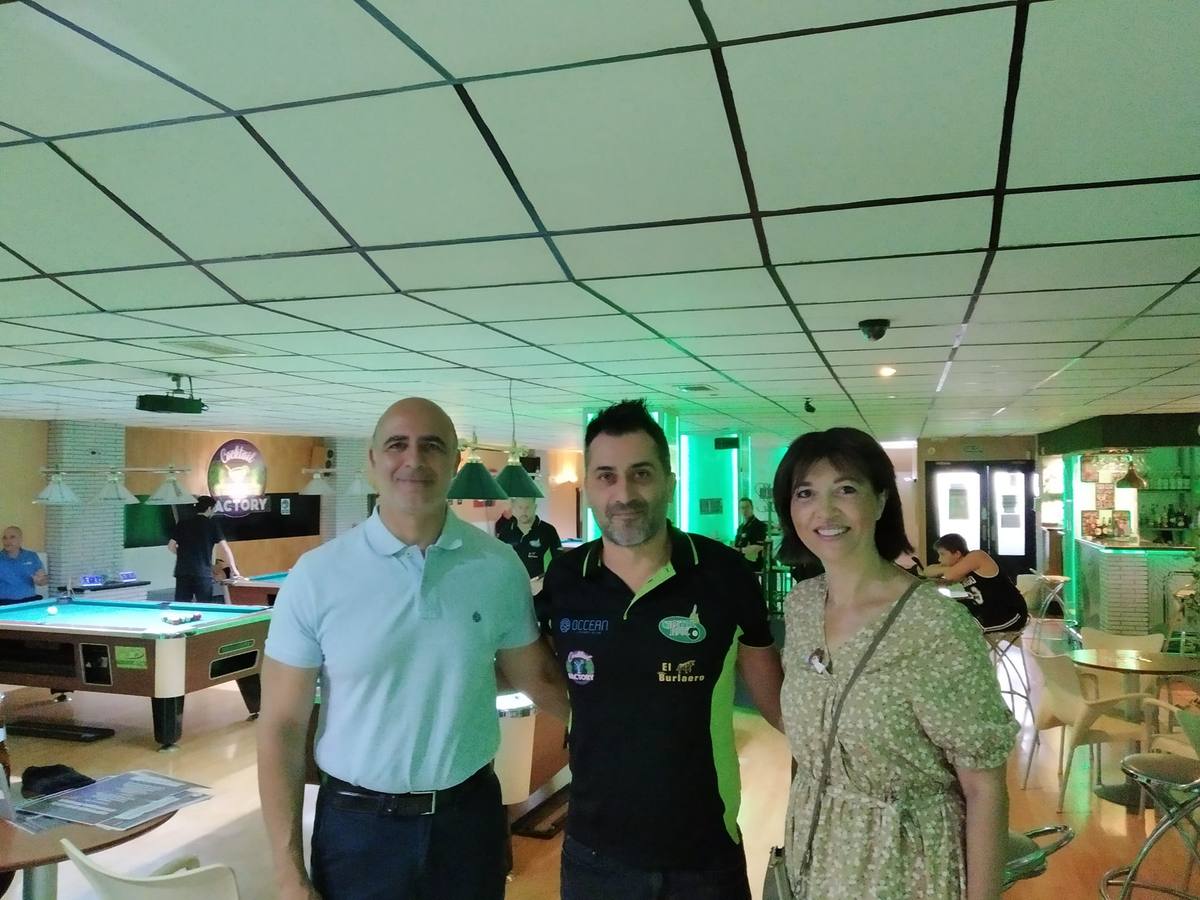 El alcalde y la concejala junto al organizador del evento