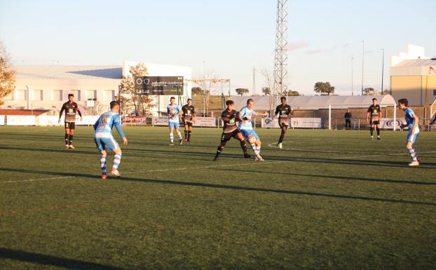 Un momento del partido frente al Extremadura el pasado 28 de noviembre en que el Arroyo ganó 2-0, /A. I. P.