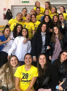 Ana Lucas (28) junto a compañeras y seguidores del Gioca Volley Team Urbino. 