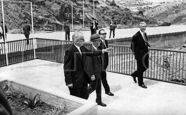Franco inaugurando la presa de Alcántara 