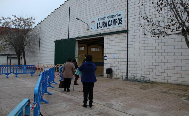 Algunos voluntarios esperan su PCR a las puertas del pabellón Laura Campos/Lydia Sánchez