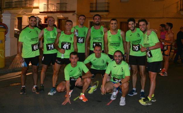 Grupo de corredores locales que participaron en la Campanaria Nocturna. /