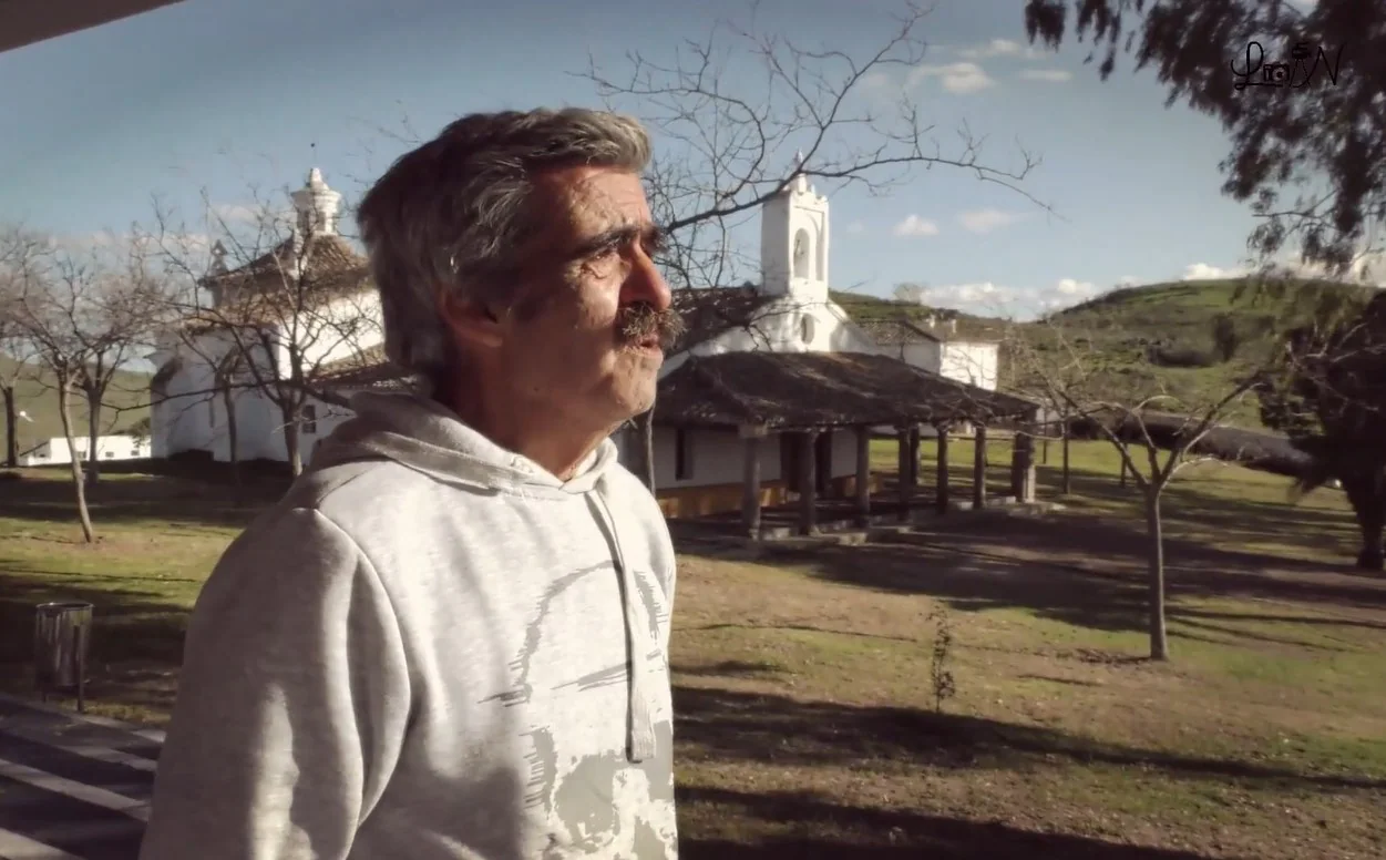 Una de las imágenes del vídeo en el que Anastasio Pajuelo canta la sevillana. /LOAN FOTÓGRAFOS