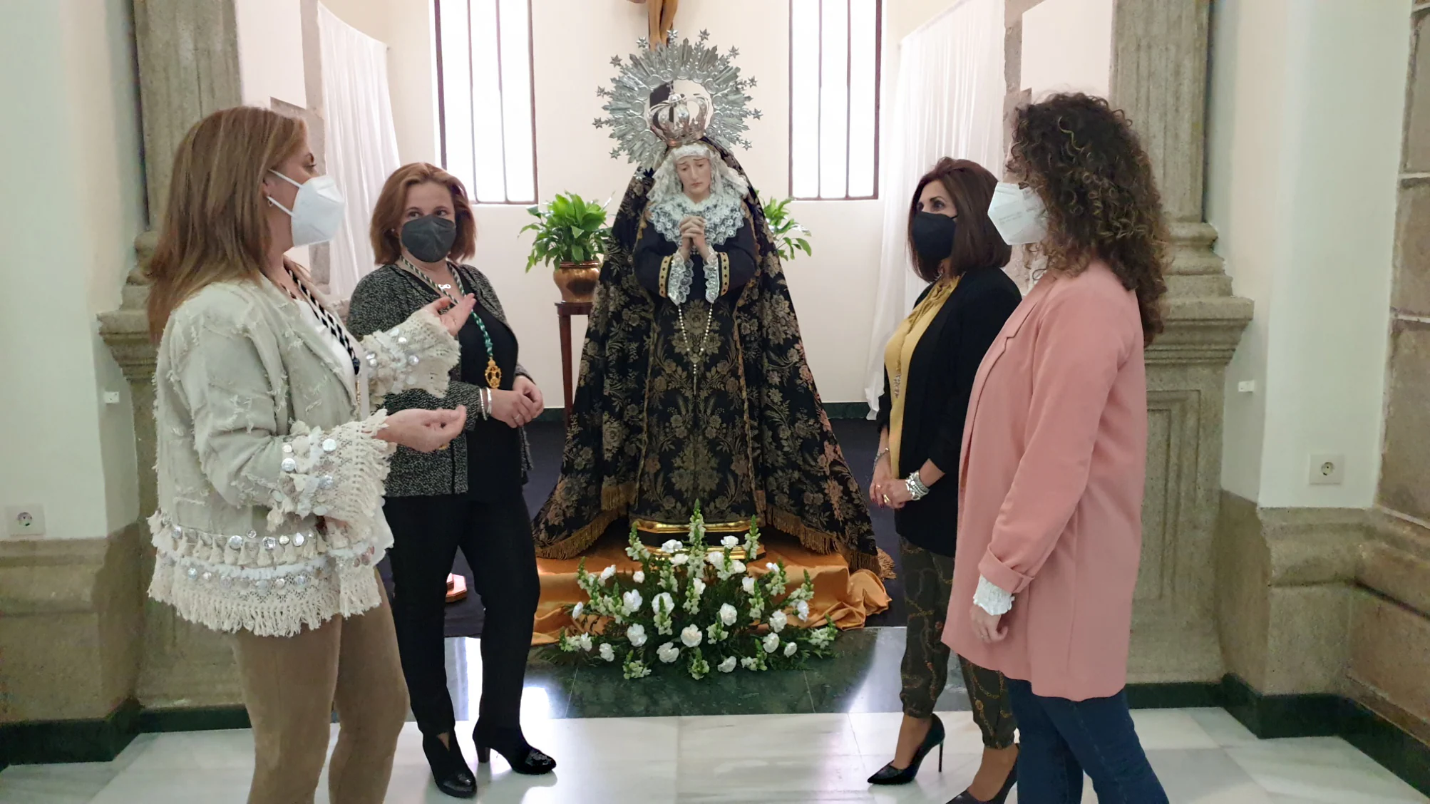 Juani Blanco, Toñi Pajuelo, Antonia María Díaz y Carmen Villegas, junto a la Virgen de los Dolores. /S. GÓMEZ