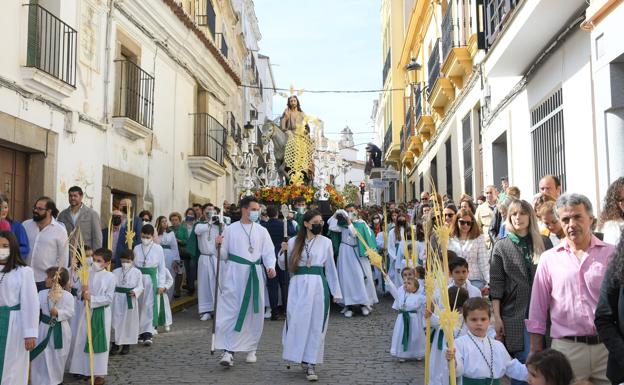 Las plamas y los ramos de olivo portados por niños y jóvenes acompañaron la procesión. /PROTECH RPS