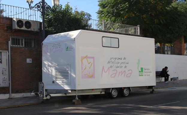 Unidad móvil del Programa de Detección Precoz del Cáncer de Mama en Campanario. /S. GÓMEZ
