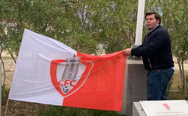 Fernando Escudero junto a la bandera del C.F. Campanario. /hoy