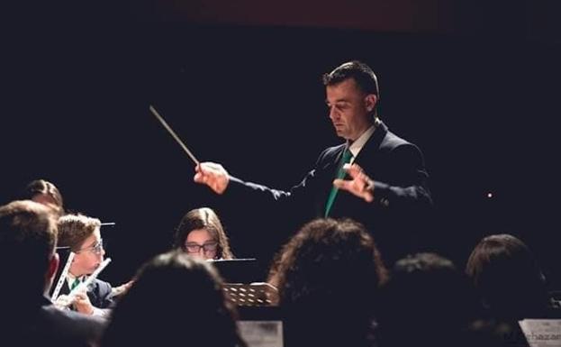 Lucas Espinar Nieto-Guerrero dirige la Banda Municipal de Música de Campanario. /HOY