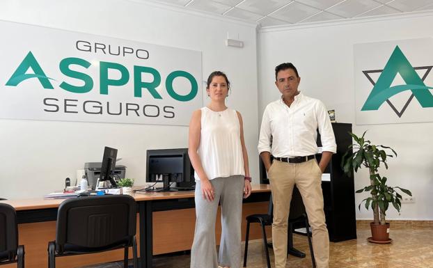 Ángela Maldonado y Alonso Hernández en la oficina de Campanario. 